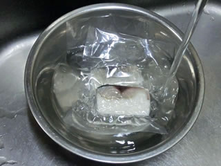 冷凍　鯖寿司　◎流水解凍をして下さい。（夏で10分　冬で20分を目安にして下さい。）
